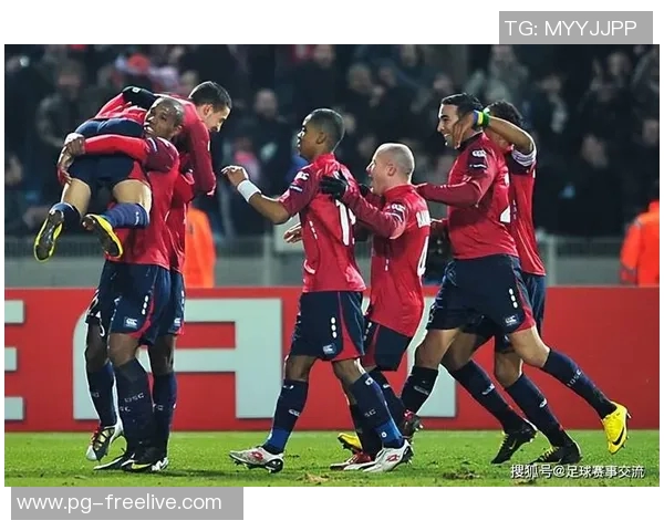 欧冠焦点战本菲卡与巴黎圣日耳曼互交白卷争议判罚引发全场热议