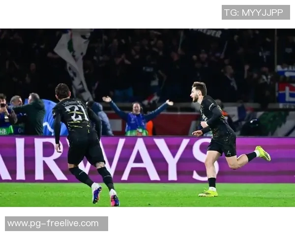 中超激战巴黎圣日耳曼险胜曼联红牌事件引发全场热议